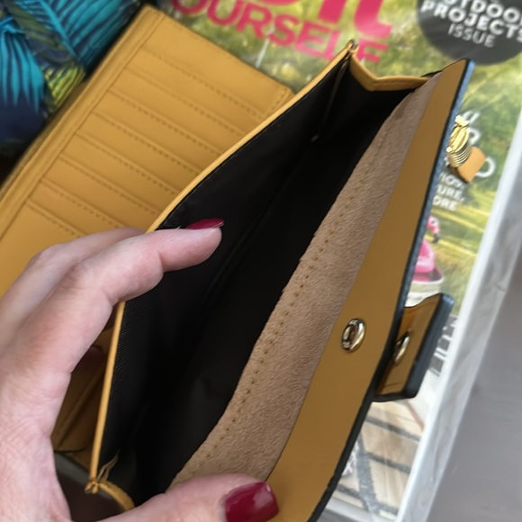 Yellow leather RFID protected large wallet - Picture 7 of 9